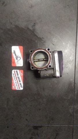 Дросільна заслінка в зборі