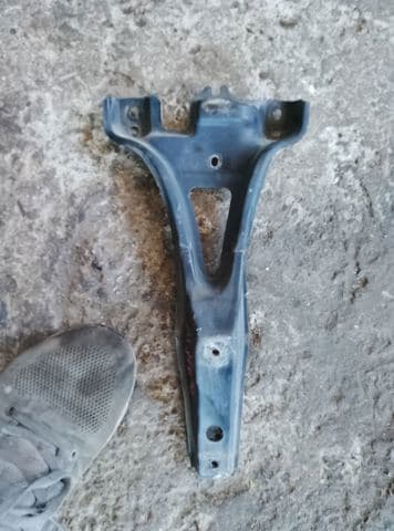 Кронштейн замка капота golf 4