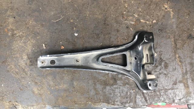 Кронштейн замка капота golf 4