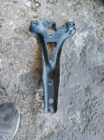 Кронштейн замка капота golf 4