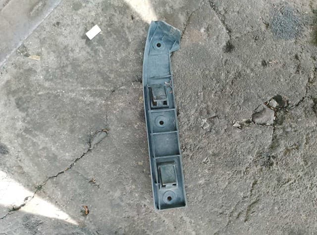 Кронштейн бампера переднього, лівий