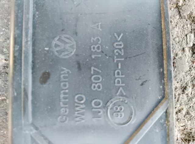 Кронштейн бампера переднього, лівий