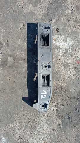 Кронштейн бампера переднього, правий