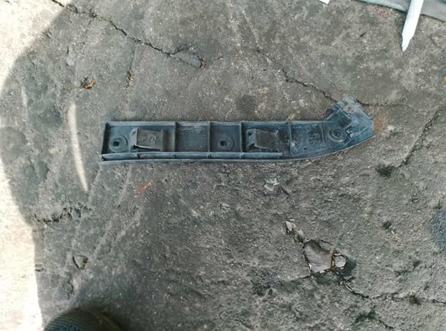 Кронштейн бампера переднього, правий