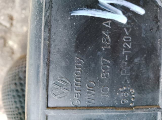 Кронштейн бампера переднього, правий