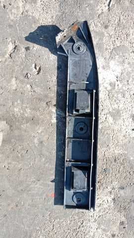 Кронштейн бампера переднього, правий