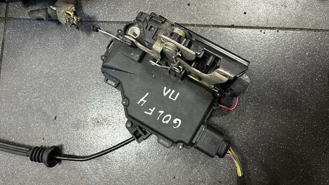 Замок двери передней левой