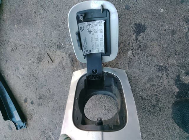 Лючок бензобаку