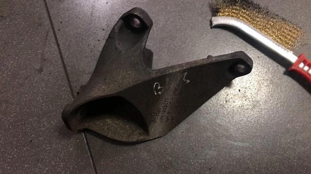 кронштейн опори двигуна