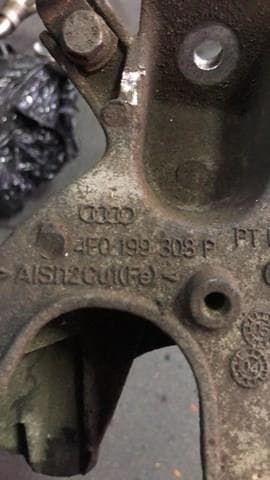 кронштейн правый двигателя