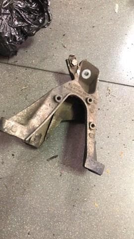 кронштейн правый двигателя