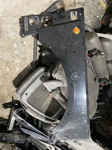 Крыло переднее правое