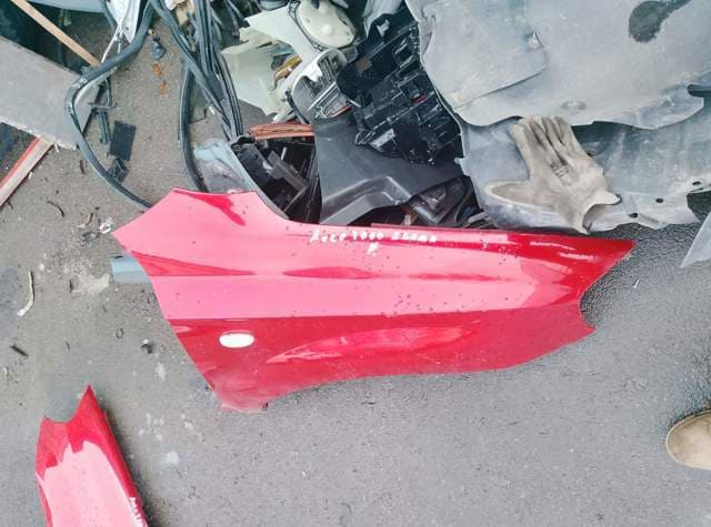 Крило переднє праве