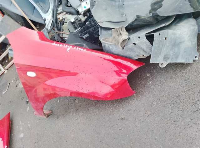 Крило переднє праве